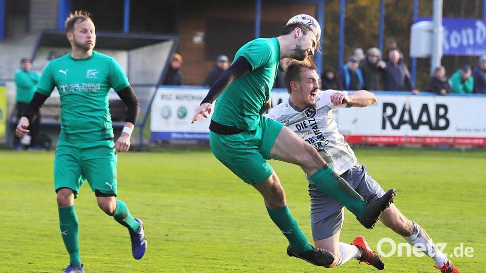 Im Top-Spiel zwischen dem FC Weiden-Ost und dem SV Etzenricht wird es am Samstag ordentlich zur Sache gehen. So wie in dieser Szene aus dem Hinspiel zwischen dem Etzenrichter Martin Pasieka (rechts) und Lukas Hegner (Mitte) vom FC Ost. Archivbild: war