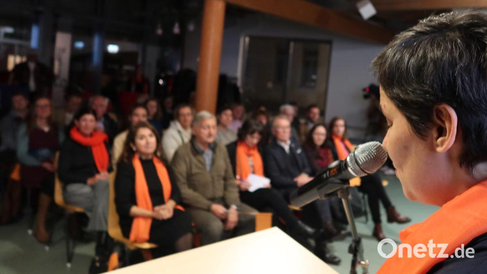 Tanja Fichtner eröffnet die Ausstellung. Bild: Kunz
