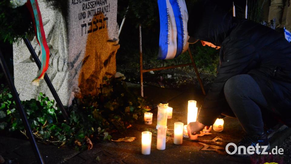 Brennende Kerzen am Gedenkstein für die 56 Weidener Holocaust-Opfer. Bild: Kunz