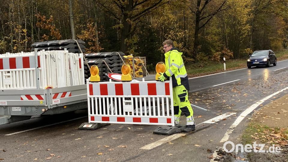 Kaum tragen die Männer die Absperrbaken weg, rollen schon die ersten Fahrzeuge auf dem sanierten Streckenabschnitt zwischen Waldau und Zeßmannsrieth. Bild: dob