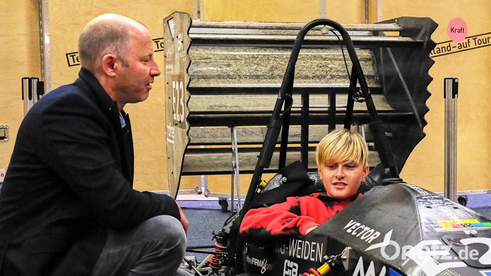 Leo (rechts) probierte aus, wie man im Rennwagen des Running Snail Racing Teams der OTH Amberg-Weiden sitzt Bild: PETER RINGEISEN