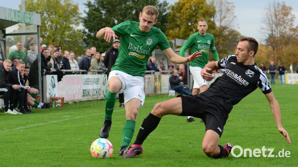 Lukas Heinrich (links) vom FC Wernberg behauptet den Ball gegen einen grätschenden Spieler des SV Schmidmühlen: Im letzten Heimspiel reichte es für die Wernberg nur zu einem 2:2, diesmal soll r ein Dreier herausspringen. Gegner ist die SV Grafenwöhr. Bild: mhs