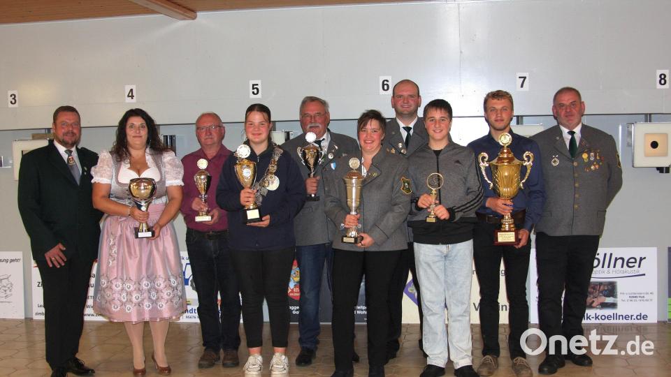 Den Pokalsiegern beim Schützenverein Schönhaid gratulierten Sportleiter Hubert Greil (rechts) und der stellvertretende Sportleiter im Stftlandgau, Stefan Zant (links). Bild: wro