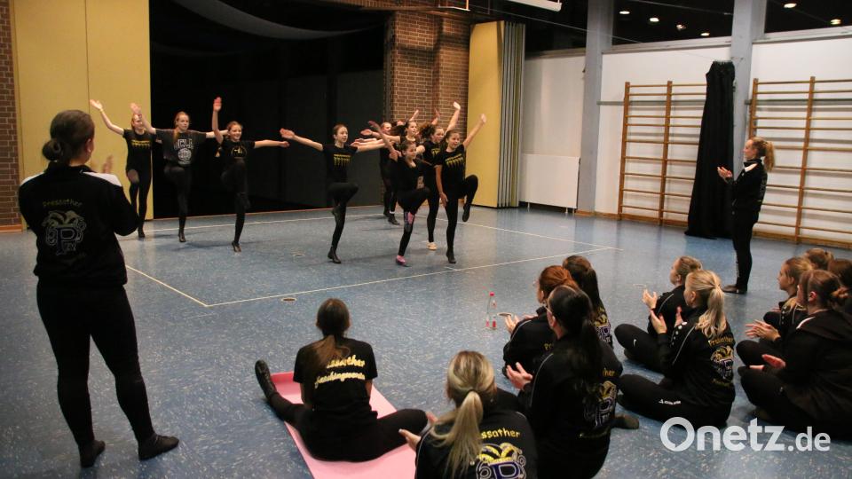 Voll in der Vorbereitung für die fünfte Jahreszeit: Prinzengarde und Trainerinnen feuern die Jugendgarde an. Bild: sne
