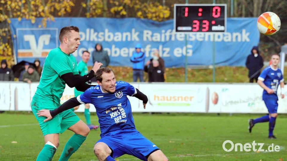 Ost-Stürmer Noah Forster (links) und der Etzenrichter Spielertrainer Andreas Wendl im Zweikampf: Der FC Weiden-Ost gewann das Derby und Spitzenspiel mit 2:0 und löste damit den Gegner als Tabellenführer der Bezirksliga Nord ab. Bild: war