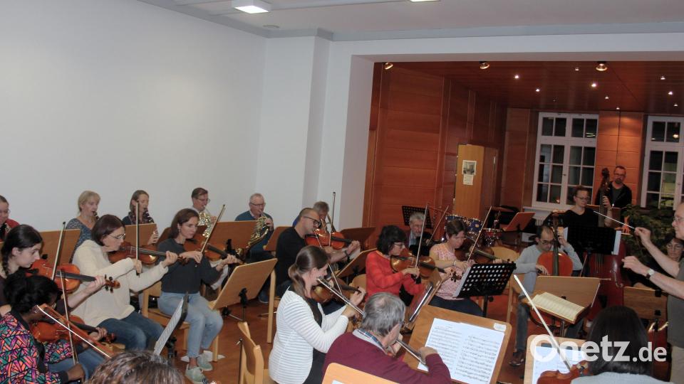 Die Proben für das Orchesterkonzert am 19. November in der Max-Reger-Halle laufen auf vollen Touren Bild: stg