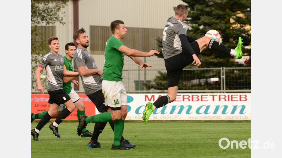 Die Grafenwöhrer Abwehr war auch in dieser Szene Herr der Lage. Der FC Wernberg musste gegen die SV Grafenwöhr eine bittere Heimniederlage hinnehmen. Bild: ham