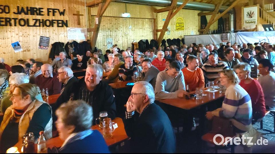 Herzhafte Lachsalven des Publikums erfüllen den Pertolzhofener Vereinsstodl, wenn der &quot;Aurer Jackl&quot; mit seinem schlagfertigen Luggi die Pointen gekonnt setzt. Bild: lg