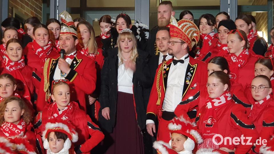 Hofmarschall Franz Bayerl begrüßt die Schaulustigen. Bild: Lowak