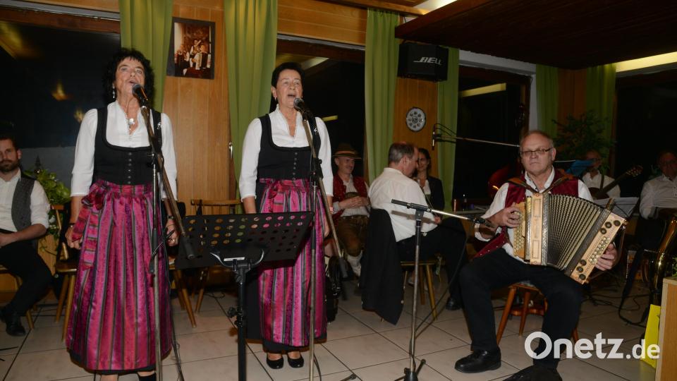 Die "Zupfer-Moidln" waren die Gastgeber bei der Dotschkirwa, sie wurden wie immer bestens von Gerhard Reber begleitet. Bild: bey