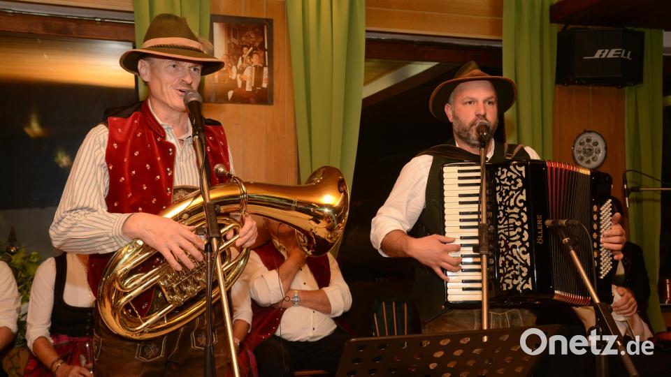 "De zwoa Schneidgn" begeistern die Besucher mit ihren Musik- und Gesangsstücken und zeigen sich dazu als beste Witzeerzähler. Bild: bey