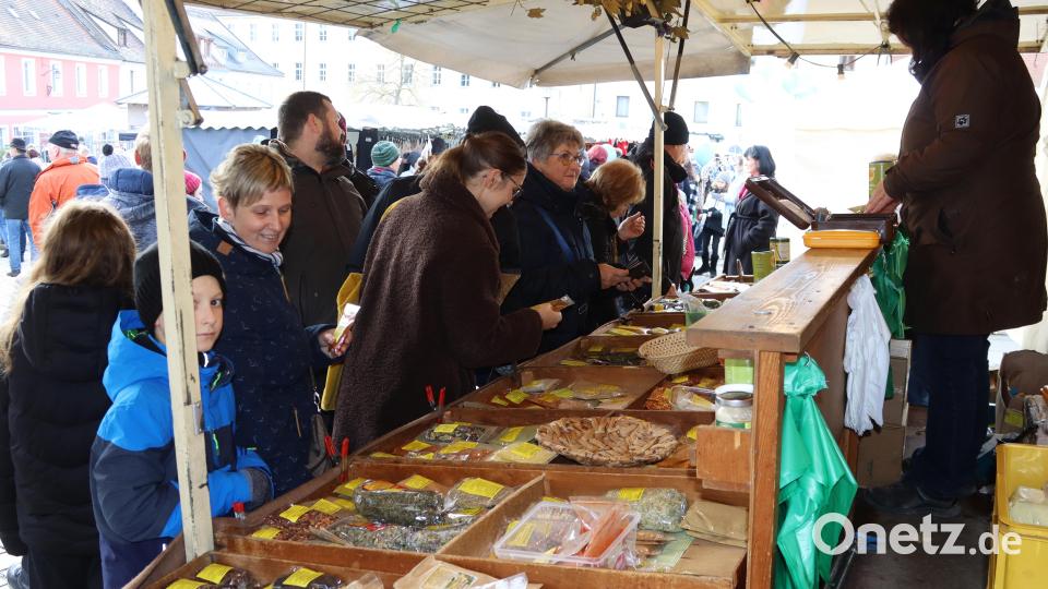 Dicht belagert: Der Stand mit Gewürzen und Tees. Bild: mfh