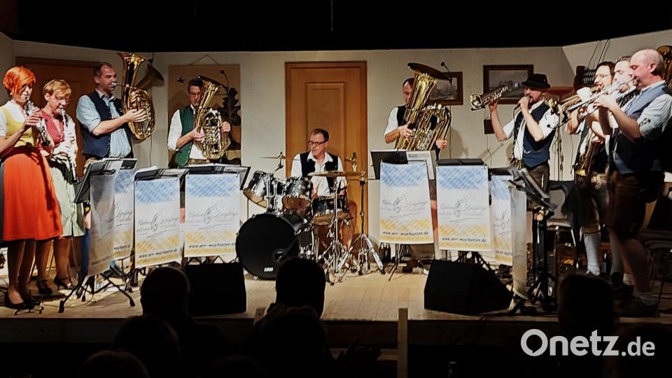 Polka, Marsch und Walzer wechseln beim variantenreichen Blasmusikkonzert der Kapelle Andreas Königsberger im Pertolzhofener Vereinsstodl. Bild: lg