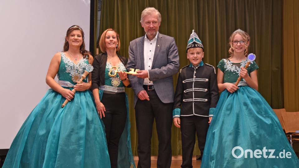Ein Novum im Jubiläumsjahr: Die Faschingsgesellschaft Plößberg verzichtet auf einen Prinzen und lässt zwei Frauen in der fünften Jahreszeit regieren. Bild: gb