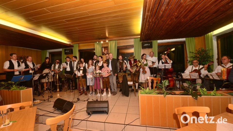 Am Ende eines wirklich abendfüllenden Programmes verabschieden sich die Sängerinnen und Sänger, die Musikantinnen und Musikanten gemeinsam von den Gästen. Bild: bey