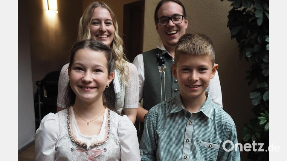 Emma I. (Emma Herbrecher, 12 Jahre) und Lukas I. (Lukas Spachtholz, 13 Jahre) sind das Kinderprinzenpaar. Andreas IV. (Andreas Frischholz) und Marie I (Marie Spachtholz) führen das Glaszepter als Prinzenpaar. Bild: krb