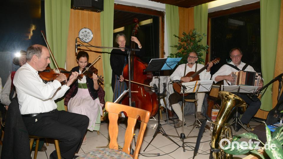 Die "7gscheiten Geigenmusik" wurde kürzlich mit dem bedeutenden Preis der Volksmusik, dem "Zwieseler Fink" ausgezeichnet. Dass diese Auszeichnung ihre absolute Berechtigung hatte, bewies die Musikgruppe den Besuchern. Bild: bey