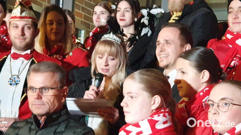 Das neue Prinzenpaar Denise II. und Thomas IV. spricht erstmals zum Volk. Bild: Lowak