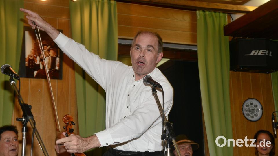 Franz Maier von der "7gscheiten Geigenmusik" ist ein brillanter Solist, der bei seinen Liedern die Gäste mit einbindet und ihnen den Refrain des Liedes singen lässt. Bild: bey