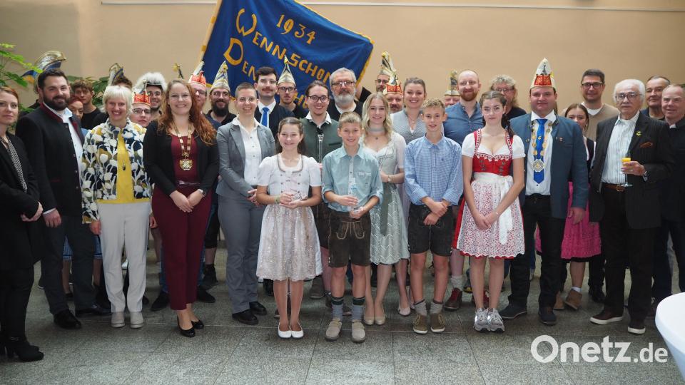 Die Übernahme des Neustädter Rathaus durch die Faschingsgesellschaft verläuft ruhig. Die Beteiligten freuen sich auf die Session. Bild: krb