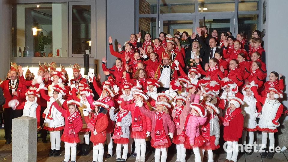 Ein dreifaches Narr-Halla schallt am Samstag durch die Hauptstraße. Die Narrhalla Windischeschenbach präsentiert ihr neues Prinzenpaar und alle Garden. Bild: Lowak