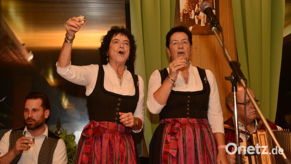 Auf das Wohl ihrer Gäste trinken die "Zupfer-Moidln" einen Klaren. Bild: bey