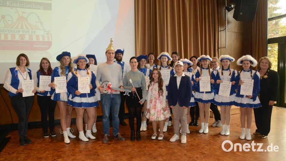 Langjährige aktive Tänzerinnen und Tänzer der Garden des VFV wurden von Sandra Vietze,, LVO, durch Überreichung von Tanzabzeichen und Orden geehrt. Die Geehrten haben das neue Faschingsprinzenpaar Thomas VII. und Vanessa II. und das Kinderprinzenpaar Ben und Annabell in ihre Mitte genommen. Bild: bey