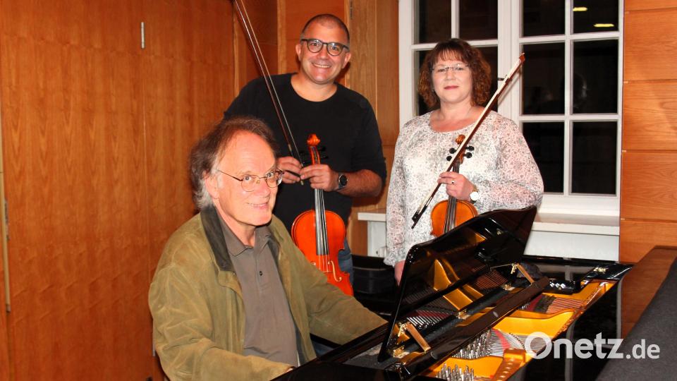 Dieter Müller (sitzend) leitet das Sinfonieorchester der Stadt Weiden seit 2002. Ulrike Beck ist Gründungsmitglied und Alexander Domanowsky ist 2016 dazugestoßen. Bild: stg