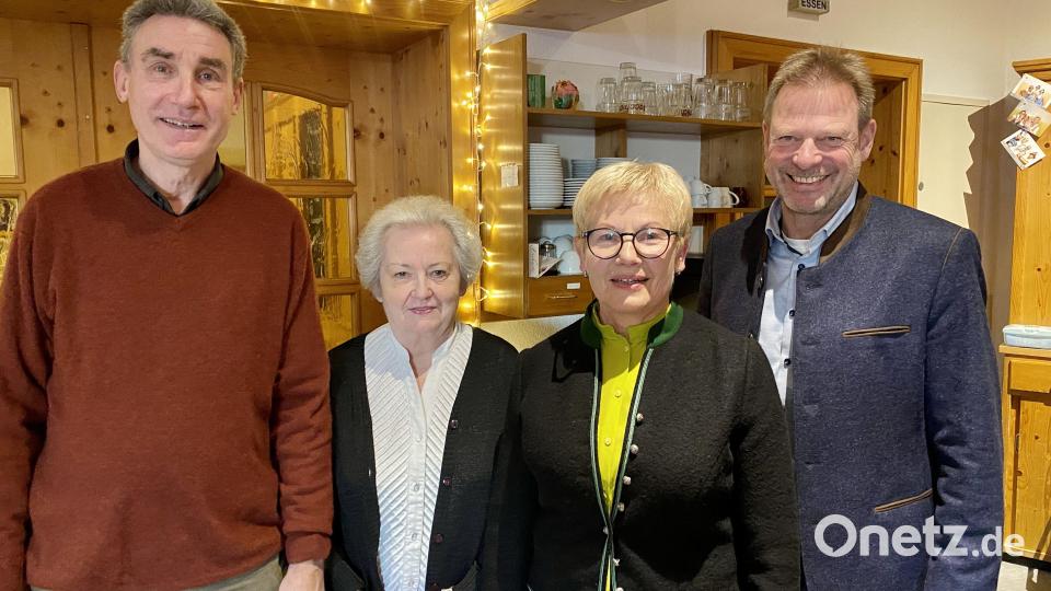 Von links: Der neue Vorsitzende Andreas Kurth, Kreisvorsitzende Marianne Kies-Baldasty, Zweite Vorsitzende Marianne Gradl und Bürgermeister Alwin Märkl. Bild: gri