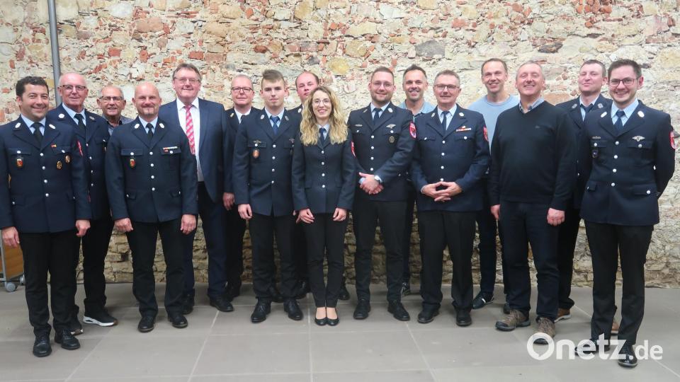 Die Feuerwehr Vilseck hat einen neuen Vorstand (von links) Lothar Hasenstab, Reinhard Andraschko, Günther Ringelstetter, Peter Ziegler, Bürgermeister Hans-Martin Schertl, KBR Christof Strobl, Dominik Strobl, KBM Andreas Luber, Vorsitzende Christina Wolf, Tobias Tuchbreiter, Stephan Pröls, Karl Ruppert, Thomas Pröls, Markus Schertl, Gerald Kreuzer und Niklas Obermeier. Bild: rha