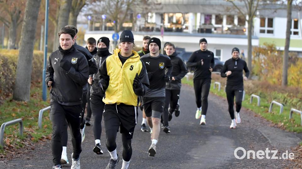 Laufeinheit statt Punktspiel: Die Spieler des FC Amberg absolvierten am Samstagnachmittag ein Lauftraining, da die Begegnung gegen den SV 08 Auerbach aufgrund schlechter Platzverhältnisse abgesagt wurde. Bild: Hubert Ziegler