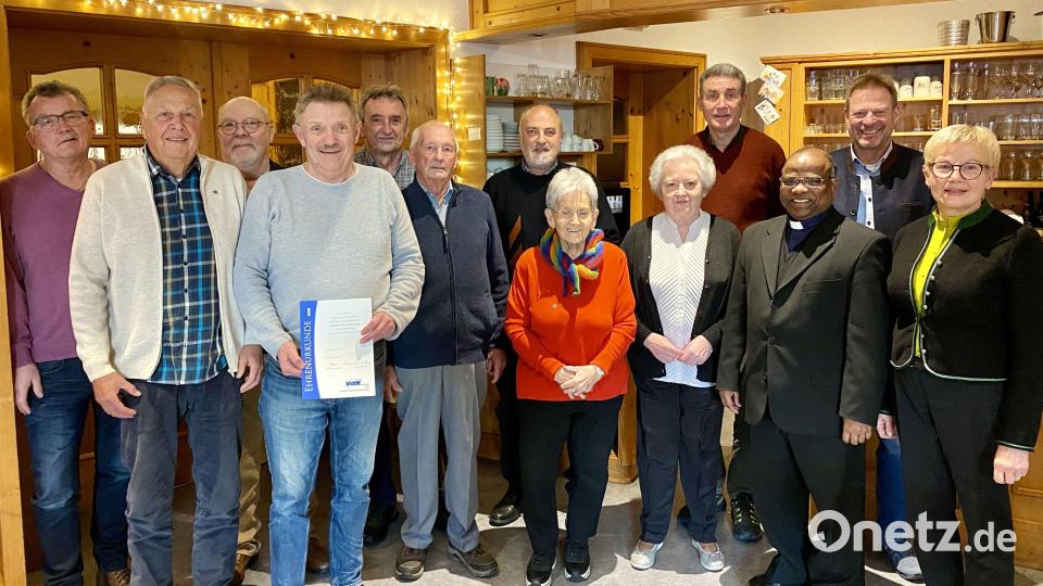 Die Geehrten des VdK Freudenberg mit dem neuen Vorsitzenden Andreas Kurth (hinten, Zweiter von rechts), Bürgermeister Alwin Märkl (hinten rechts), Kreisvorsitzende Marianne Kies-Baldasty (vorne, Dritte von rechts), Pfarrer Moses Gudapati (vorne, Zweiter von rechts) und Zweiter Vorsitzender Marianne Gradl (vorne, rechts). Bild: gri