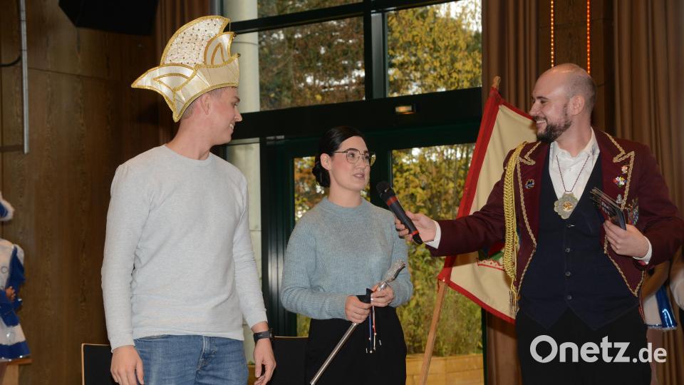 Das neue Vohenstraußer Faschingsprinzenpaar Thomas VII. und Vanessa II. wird von Präsident und Ersten Vorsitzender des VFV, Thomas Meyer, den zahlreichen Besuchern der Proklamation in der Vohenstraußer Stadthalle vorgestellt. Bild: bey