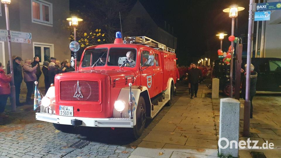 Die Historische Feuerwehr führt den Zug vom &quot;Stachus&quot; zum Rathaus an. Bild: Lowak