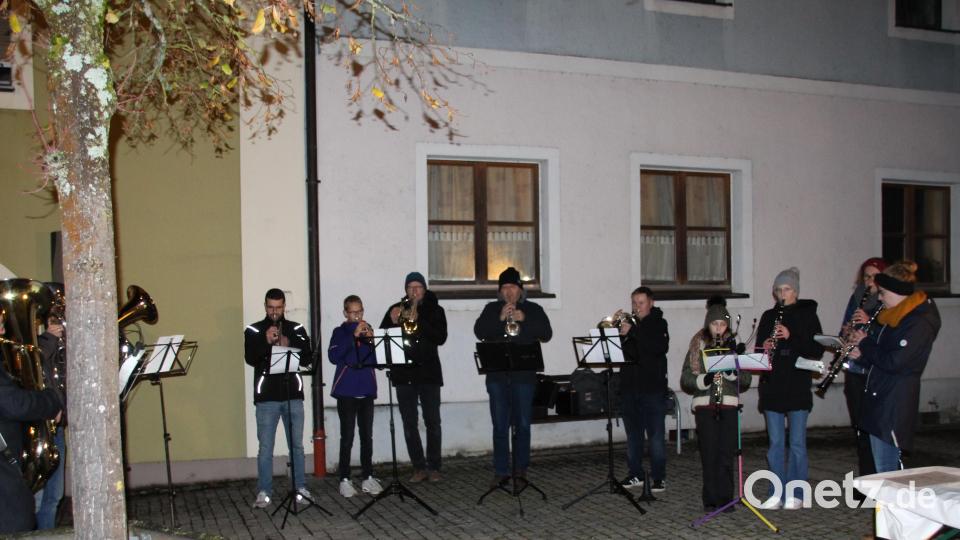 In Schmidmühlen spielte die Blaskapelle am Kirchplatz zu Sankt Martin Bild: bjo