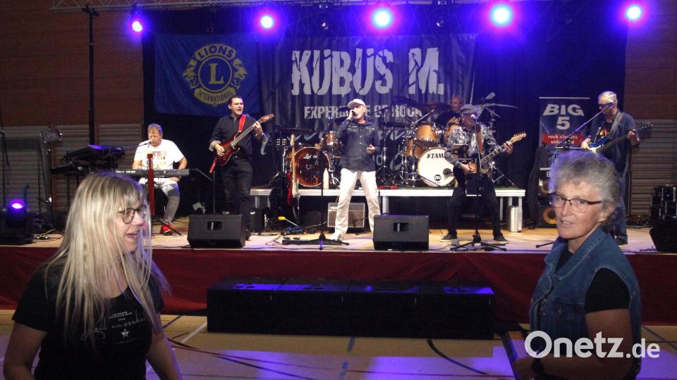 Die Rockband "Big 5" holt sich Verstärkung auf die Bühne. Landrat Thomas Ebeling (Zweiter von links auf der Bühne) greift beim "Bodenwöhrer Hammerrock" mit in die Saiten. Zur Musik darf getanzt werden. Bild: Hirsch