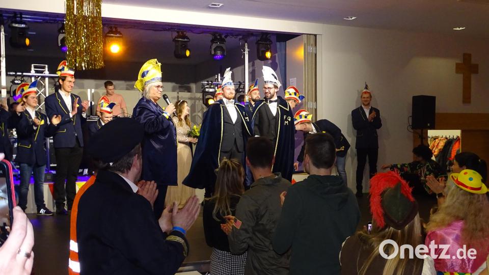 Begeistert begrüßten das Publikum und FG-Präsidentin Elke Haberberger das neue Prinzenpaar Felix I. und Johannes I. Archivbild: ll