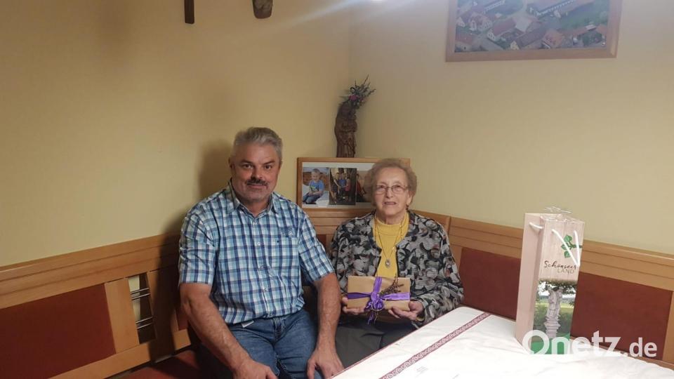 Bürgermeister Josef Fleißer stattet Maria Braun aus Gaisthal einen Geburtstagsbesuch ab. Bild: Josef Fleißer/exb