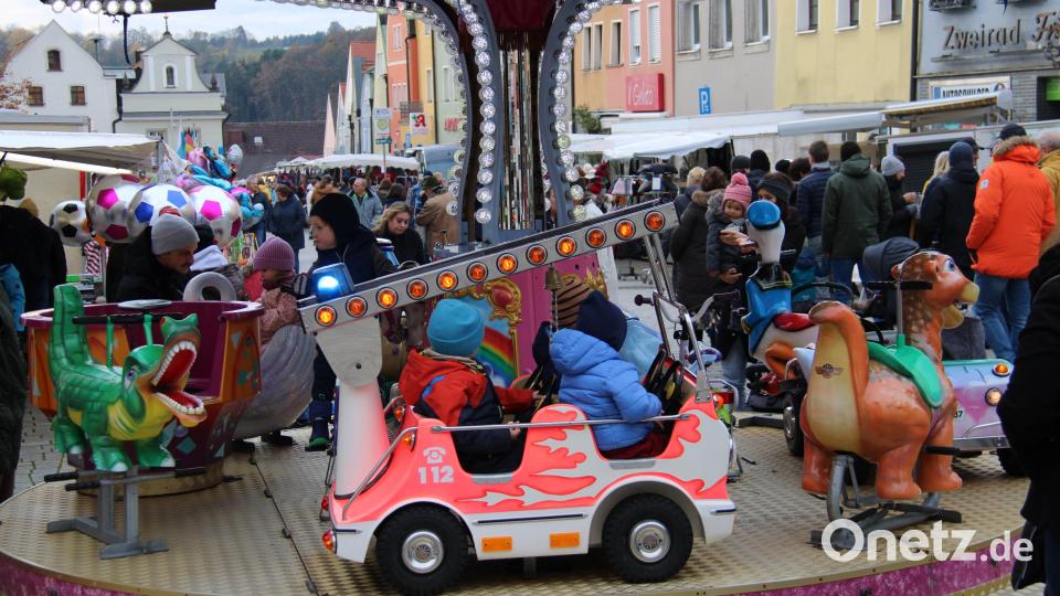 Wenn auch spät aber trotzdem noch entwickelte sich der Kirchweihmarkt auf dem Neustädter Stadtplatz am Sonntagnachmittag zum Besuchermagnet. Bild: prh