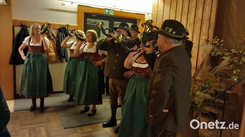 Die Jagdhornbläser der Jägerkameradschaft Hahnbach gestalteten mit besonderen Klängen das Rahmenprogramm des Jubiläumsabends. Bild: hka