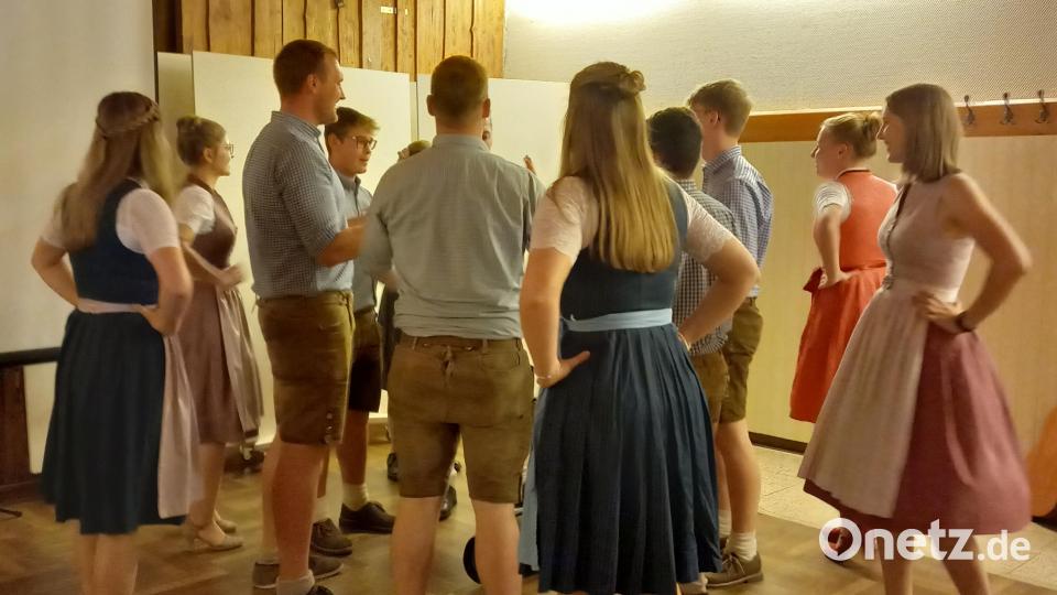 Kirwa-Atmosphäre im Ritter-Saal durch eine Tanzeinlage der Kirwa-Paare. Bild: hka