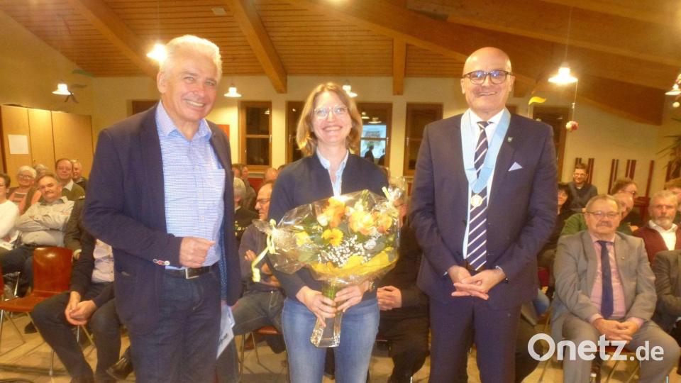 Präsentieren den Tanzacker-Rundweg: Franz und Anja Forster, hier im Bild mit Bürgermeister Maximilian Beer. Bild: mad