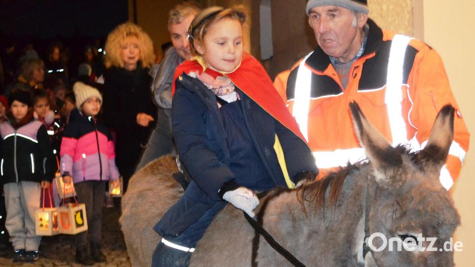 Ganz geheuer war dem heiligen Martin sein Reittier nicht beim Martinszug des Kastler Kindergartens. Aber der Maxn Christian beruhigte Tier und Reiter. So erreichte der Martinszug ohne Probleme die Kastler Klosterkirche. Bild: jp