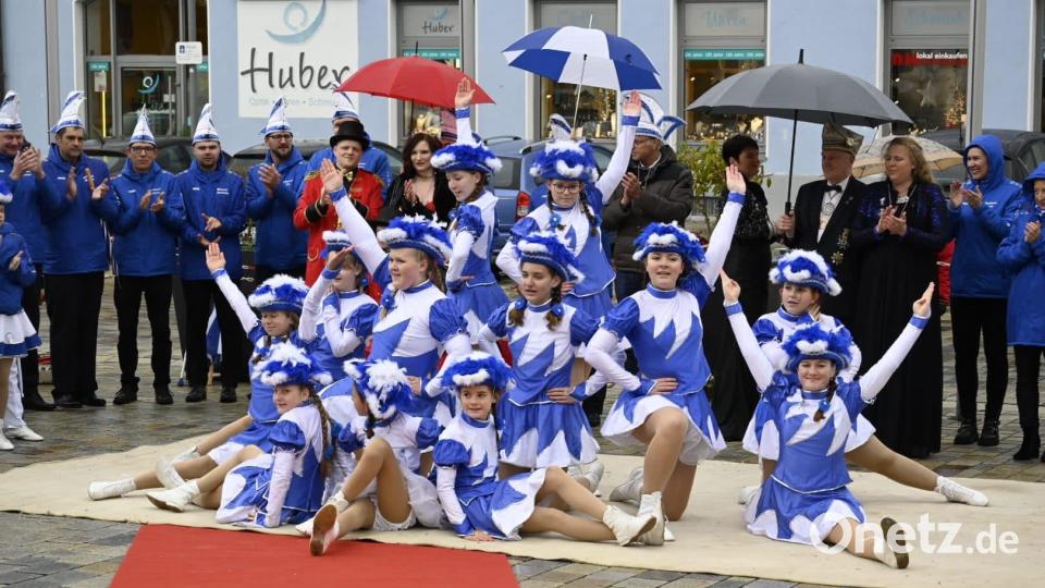 Die Jugendgarde begeistert die Zuschauer beim Faschingsauftakt auf dem Hirschauer Marktplatz mit ihren eindrucksvollen Choreographien. Bild: Anna-Lena Kuhr/exb