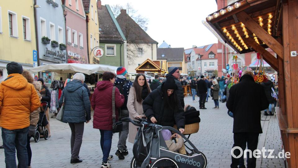 Wenn auch spät aber trotzdem noch entwickelte sich der Kirchweihmarkt auf dem Neustädter Stadtplatz am Sonntagnachmittag zum Besuchermagnet. Bild: prh