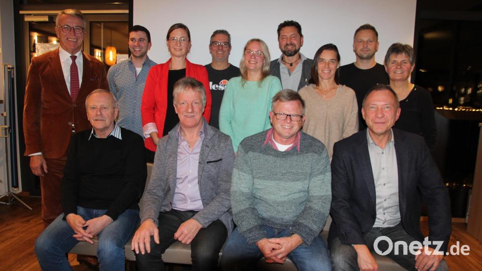 Das neu gewählte Vorstandsteam des Fördervereins Fischhofpark. Sitzend von links: Hans Prucker, Vorsitzender Vinzenz Rahn, Bernd Helgert und Mirko Streich. Stehend von links: Bürgermeister Franz Stahl, Johannes Klinger, Monika Arbter-Hubrich, Markus Frötschl, Petra Klebl-Denk, Wolfgang Braun, Nicole Punzmann, Stefan Gründel und Rosi Rahn. Bild: kro