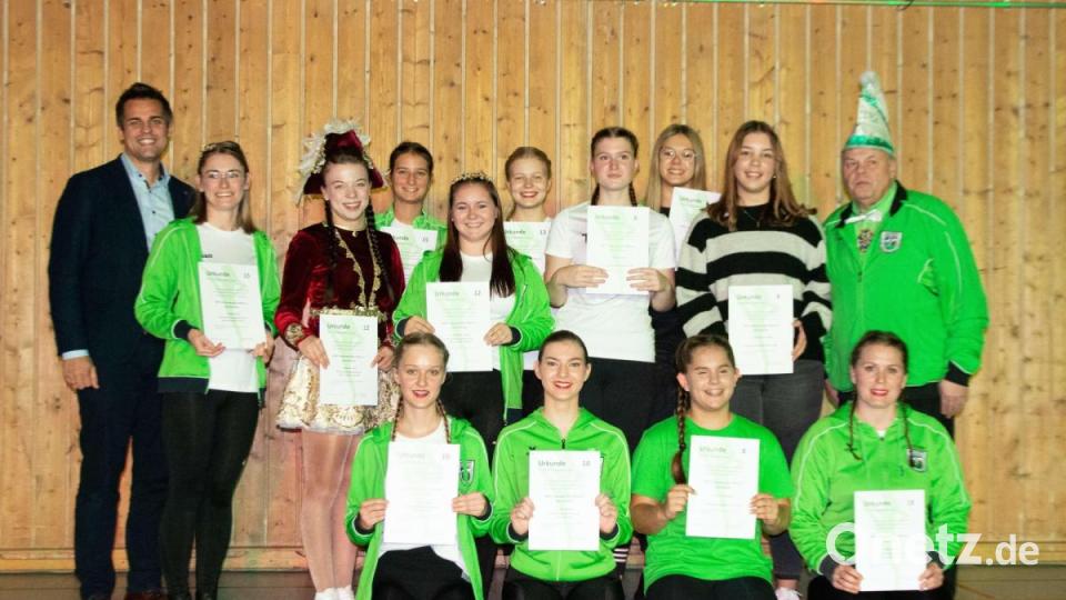 Bürgermeister Rudolf Teplitzky (links) und Präsident Michael Welnhofer zeichnen langjährige aktive Gardetänzerinnen aus: Katja Margraf, Anna Augustin, Sara Zwack, Linda Mösbauer, Sophie Deseive, Mona Krämer, Lena Borowski, Antonia Hausknecht, Nina Baumer, Pauline Zach, Josephine Luther und Christine Grundler. Bild: Welnhofer/exb