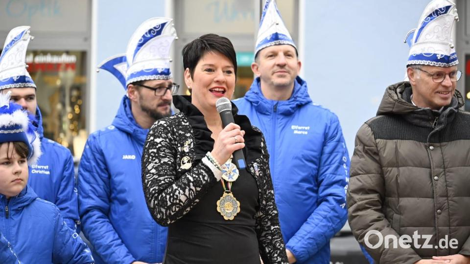 Präsidentin_Regina: Präsidentin Regina Merkl begrüßte die anwesenden Gäste und führte im Anschluss durch das abwechslungsreiche Programm der Inthronisation. Bild: Anna-Lena Kuhr/exb