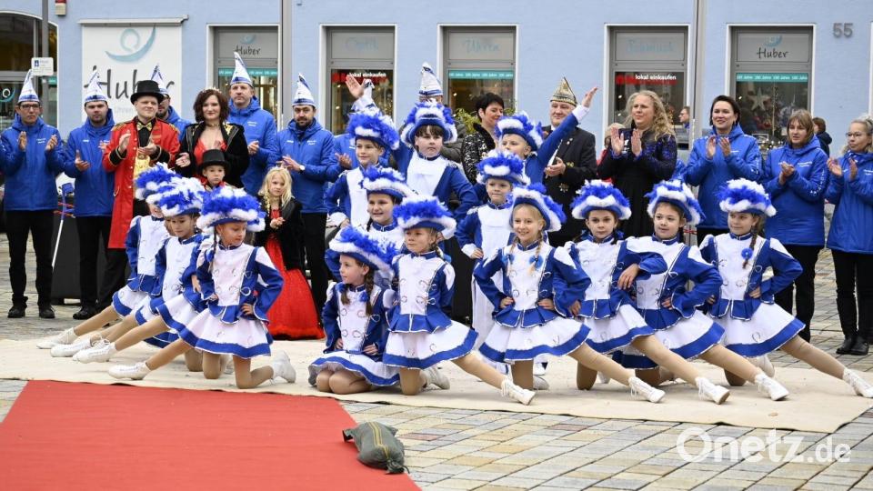 Die Kindergarde zeigte was sie in den vergangenen Monaten alles gelernt hatten und beeindruckten damit die anwesenden Zuschauer. Bild: Anna-Lena Kuhr/exb