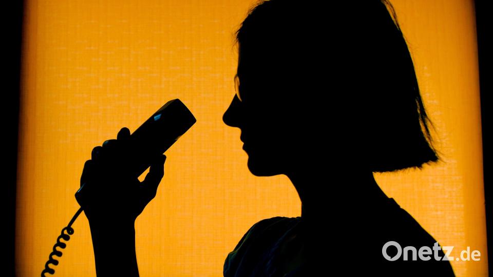 Eine Mitarbeiterin der Telefonseelsorge nimmt ein Telefonat an. Symbolbild: Patrick Pleul/dpa